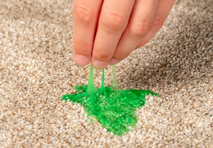 Jak usunąć zaschnięty slime z dywanu, kanapy, ubrań i tkanin